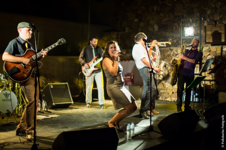 Cromática Pistona actuando en la 'Noche de Varieté' de Costa Contemporánea en el Anfiteatro de Rodalquilar.