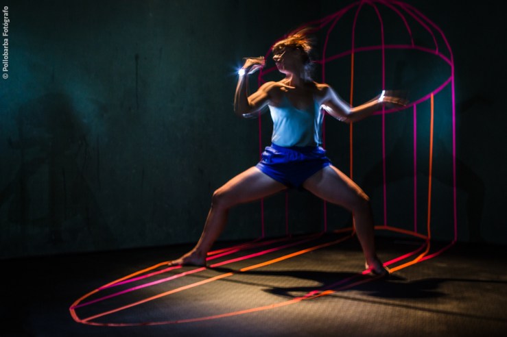 Irene Cantero actuando en su instalación