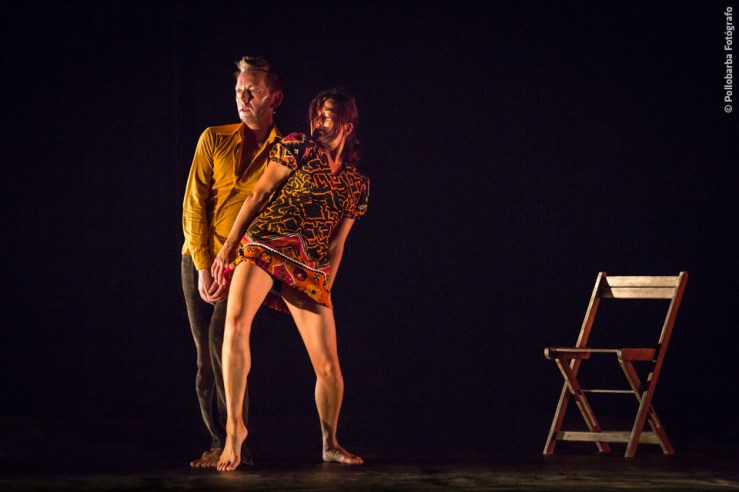 Michelle Man y James Hewison bailando su 'Imaginarium' en la 'Fiebre del Sábado' de Costa Contemporánea en el Centro De Artes Escénicas de Níjar.