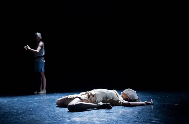 Provisional landscapes by Avatâra Ayuso. Dancers Estela Merlos and Sunbee Han ©Pau Ross